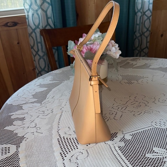 Elegant Tan Handbag - Picture 2 of 13